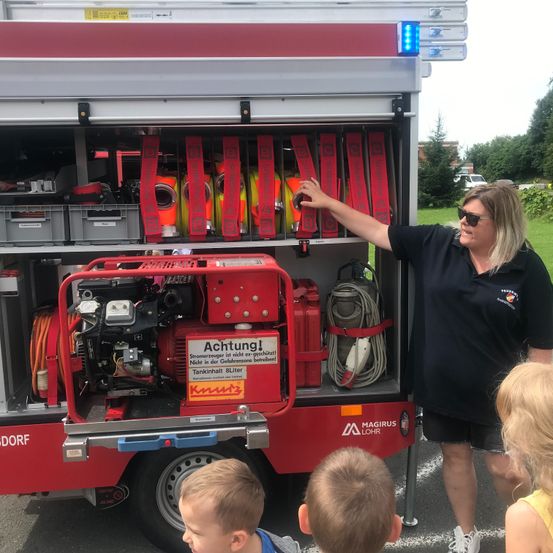 Bild enthält, Adult, Female, Person, Woman, Child, Girl, Boy, Male, Wheel, Truck
