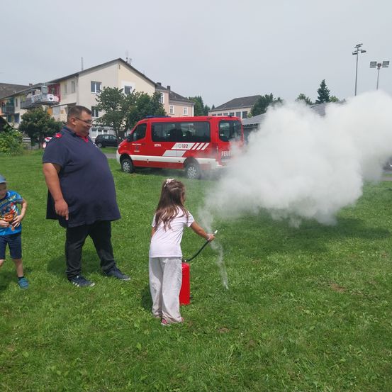 Bild enthält, Grass, Adult, Male, Man, Person, Child, Female, Girl, Car, Shoe