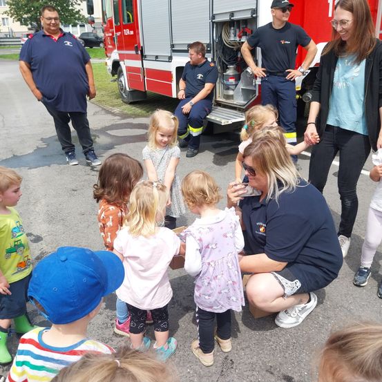 Bild enthält, People, Person, Pants, Street, Portrait, Adult, Female, Woman, Child, Girl