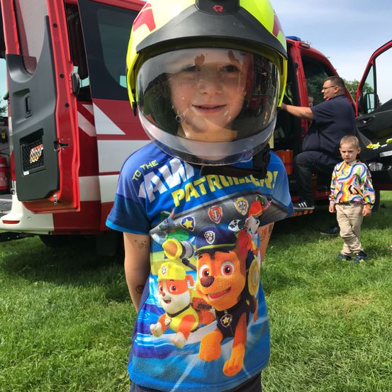 Bild enthält, Helmet, Hardhat, T-Shirt, Person, Photography, Portrait, Grass, Boy, Child, Male