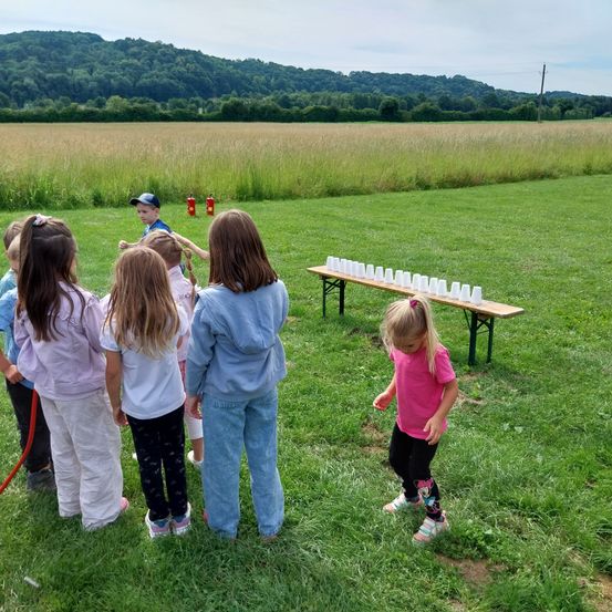 Bild enthält, Grass, Park, Person, Walking, Photography, Portrait, Child, Female, Girl, Field