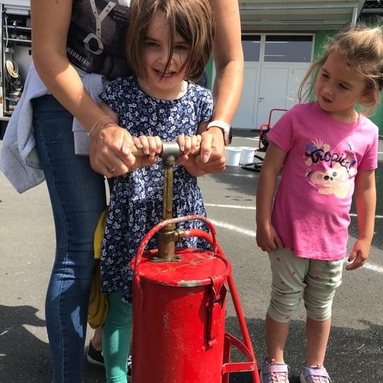 Bild enthält, Shorts, Person, Portrait, Pants, Shoe, Child, Female, Girl, Street, T-Shirt