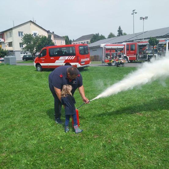 Bild enthält, Adult, Male, Man, Person, Car, Vehicle, Extinguishing Fire, Fire, Machine, Wheel