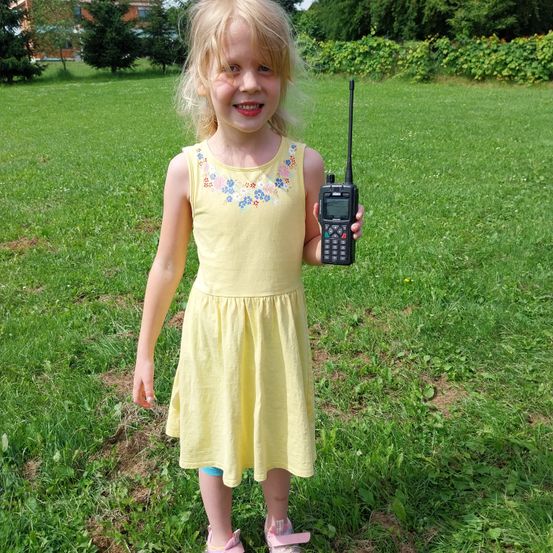 Bild enthält, Grass, Person, Photography, Portrait, Park, Lawn, Backyard, Dress, Child, Girl