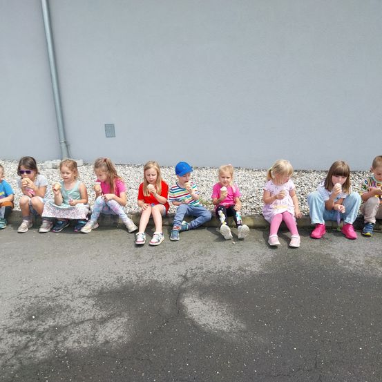 Bild enthält, Pants, People, Person, Photography, Portrait, Walking, Child, Female, Girl, Shoe