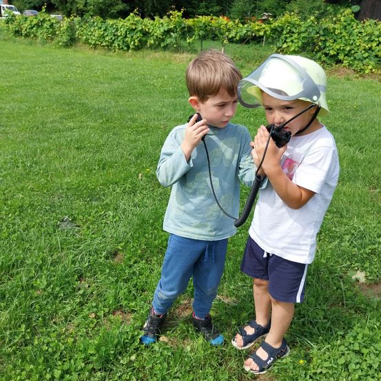 Bild enthält, Grass, Park, Photography, Portrait, Backyard, Yard, Lawn, Pants, Vegetation, Soil