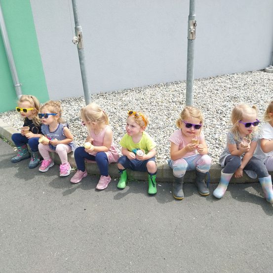 Bild enthält, Pants, Person, Photography, Portrait, Shoe, Sunglasses, People, Child, Female, Girl