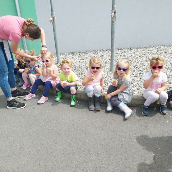 Bild enthält, Pants, Shoe, Person, Photography, Portrait, Sunglasses, Jeans, People, Street, Female