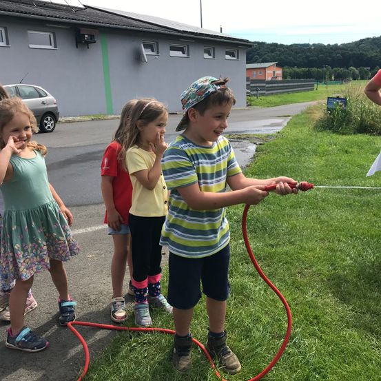 Bild enthält, Grass, Child, Female, Girl, Person, Boy, Male, Shorts, Shoe, Portrait