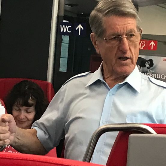 Bild enthält, Face, Head, Person, Portrait, Adult, Male, Man, Finger, People, Cushion