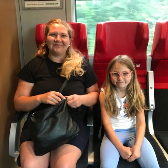 Bild enthält, Person, Photography, Portrait, Blouse, Adult, Female, Woman, Accessories, Glasses, People