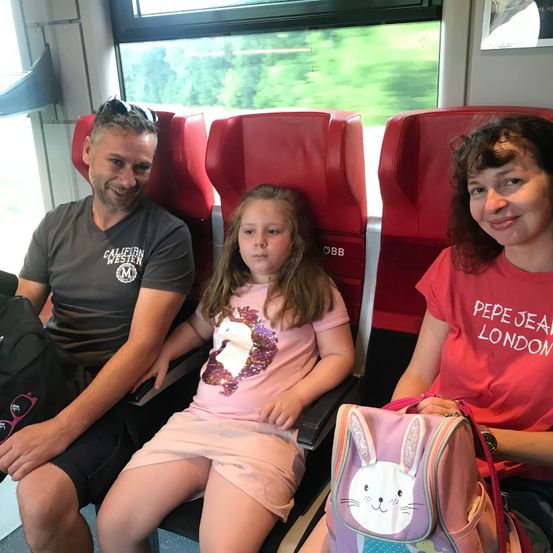 Bild enthält, T-Shirt, People, Person, Photography, Portrait, Bag, Adult, Female, Woman, Man