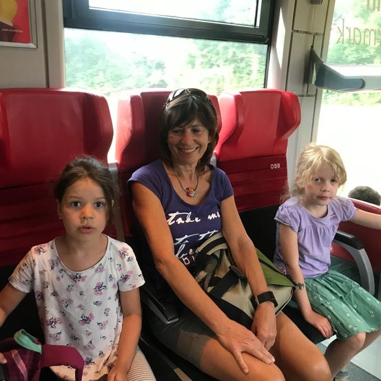 Bild enthält, Couch, Person, Portrait, Cushion, People, Adult, Female, Woman, Child, Girl