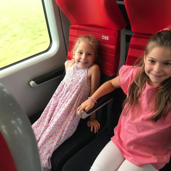 Bild enthält, Cushion, Home Decor, Face, Person, Photography, Portrait, Child, Female, Girl, People