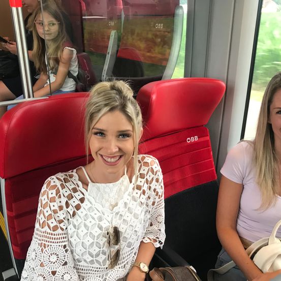 Bild enthält, Adult, Female, Person, Woman, Head, Face, Happy, Smile, Portrait, Accessories