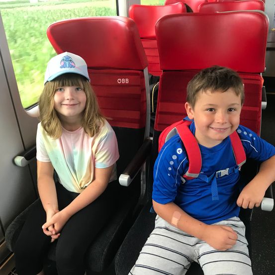 Bild enthält, Person, Photography, Portrait, T-Shirt, Baseball Cap, Cap, Hat, Cushion, Boy, Child