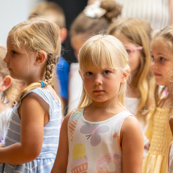 Bild enthält, Child, Female, Girl, Person, People, Face, Head, Finger, Portrait, Glasses