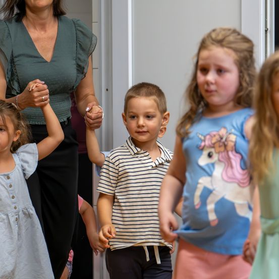 Bild enthält, Adult, Female, Person, Woman, Dress, People, Child, Girl, Boy, Male