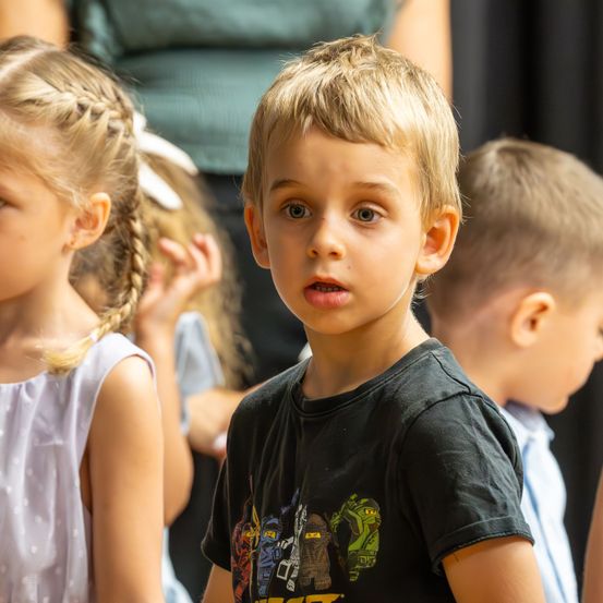 Bild enthält, Boy, Child, Male, Person, Female, Girl, People, Face, Head, Portrait