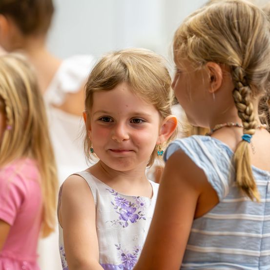Bild enthält, Child, Female, Girl, Person, Face, Head, Hair, Accessories, Jewelry, Necklace
