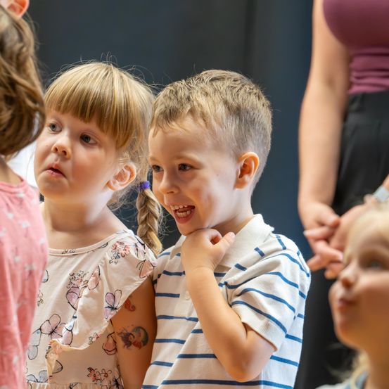 Bild enthält, Head, Person, Face, Boy, Child, Male, Female, Girl, Adult, Woman