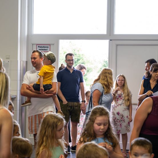 Bild enthält, Adult, Female, Person, Woman, Child, Girl, Male, Man, People, Face