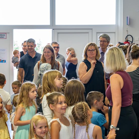 Bild enthält, Adult, Female, Person, Woman, People, Bride, Child, Girl, Male, Man