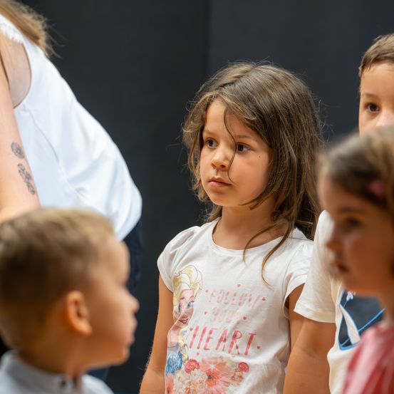 Bild enthält, Child, Female, Girl, Person, Adult, Woman, Face, Head