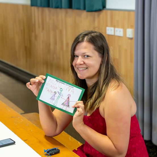 Bild enthält, Finger, Person, Flower, Flower Arrangement, Wood, Face, Portrait, Flooring, Table, Hardwood