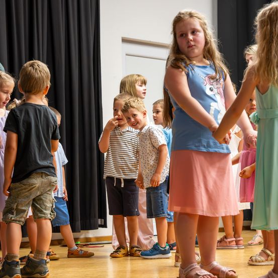 Bild enthält, Adult, Female, Person, Woman, Shorts, Child, Girl, Shoe, Boy, Male