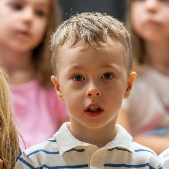 Bild enthält, Face, Head, Person, Photography, Portrait, Baby, Finger, Child, Female, Girl