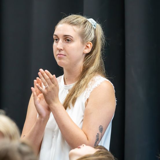 Bild enthält, Person, Face, Head, Applause, Body Part, Finger, Hand