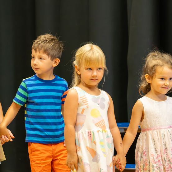 Bild enthält, Dress, Child, Female, Girl, Person, Shorts, Boy, Male, T-Shirt, Fashion