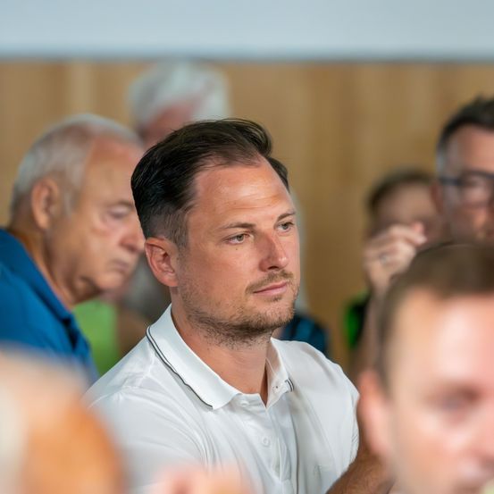 Bild enthält, People, Person, Adult, Male, Man, Face, Head, Finger, Crowd, Glasses