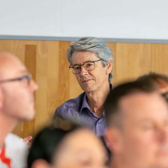 Bild enthält, People, Person, Face, Head, Adult, Male, Man, Wood, Glasses, Suit