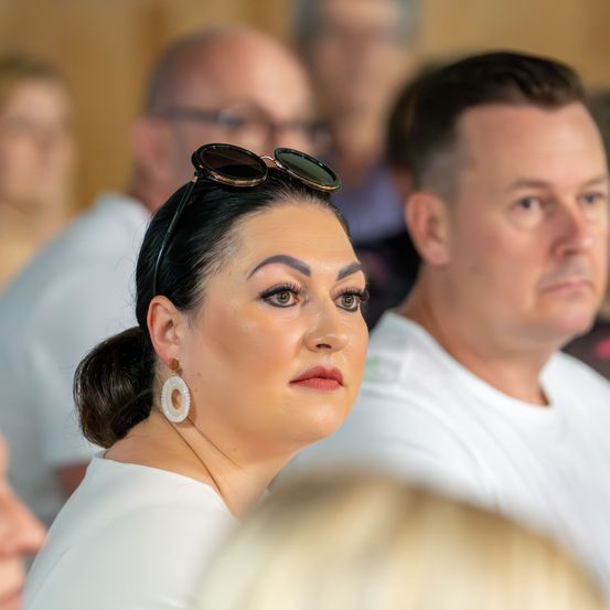 Bild enthält, Person, Adult, Bride, Female, Woman, Face, Head, Finger, Glasses, Lady