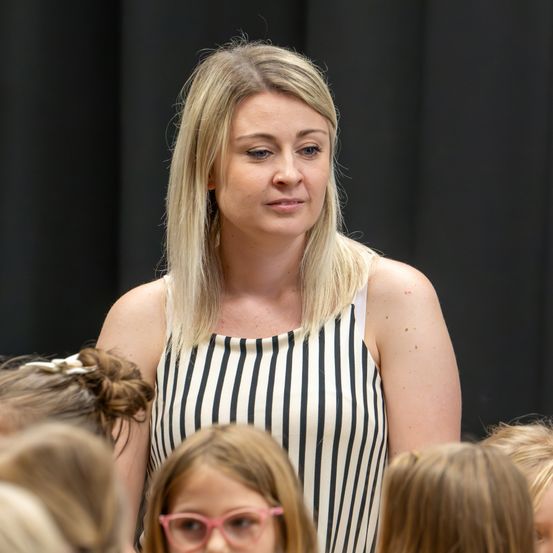 Bild enthält, Blonde, Person, People, Adult, Female, Woman, Finger, Face, Child, Girl