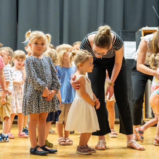 Bild enthält, Adult, Female, Person, Woman, Shoe, Shorts, Skirt, Child, Girl, Dress