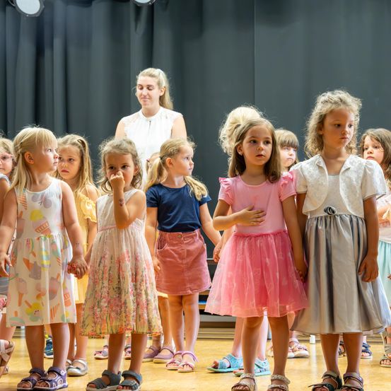 Bild enthält, Skirt, Child, Female, Girl, Person, Shoe, Shorts, Sandal, Adult, Woman