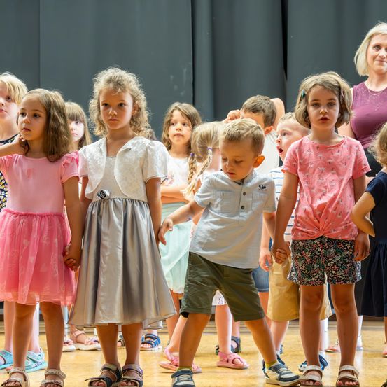 Bild enthält, Skirt, Shorts, Child, Female, Girl, Person, Shoe, Boy, Male, Woman