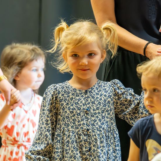 Bild enthält, Child, Female, Girl, Person, Face, Portrait, Boy, Male, Finger, Glasses