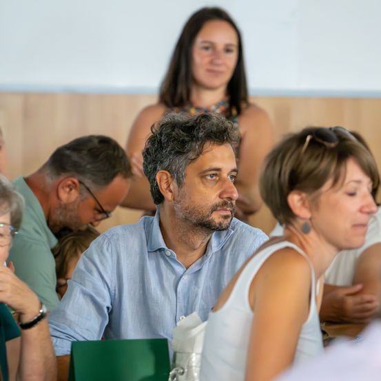 Bild enthält, Adult, Female, Person, Woman, Head, Male, Man, Face, People, Glasses