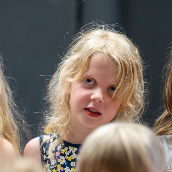 Bild enthält, Blonde, Person, Finger, Child, Female, Girl, Face, Head, Portrait, Smile