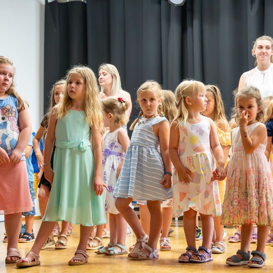 Bild enthält, Dress, Skirt, Child, Female, Girl, Person, Shoe, Shorts, Groupshot, Face