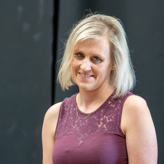 Bild enthält, Blonde, Person, Dress, Evening Dress, Formal Wear, Smile, Adult, Female, Woman, Portrait