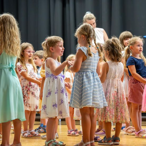 Bild enthält, Dress, Child, Female, Girl, Person, Skirt, Shorts, Shoe, Glasses, Face
