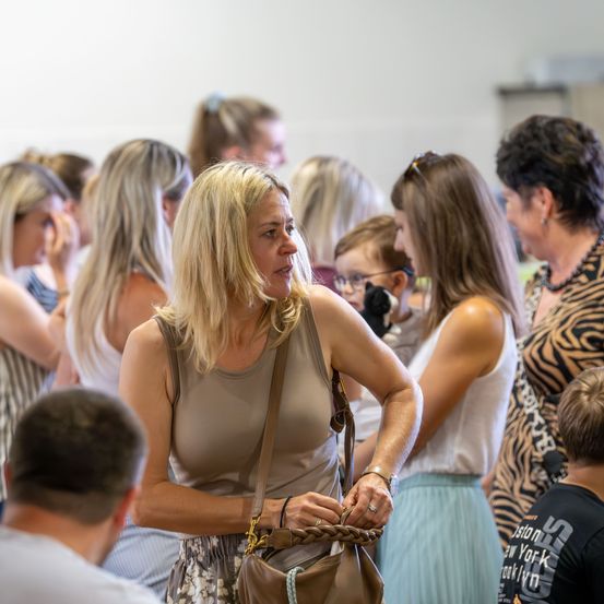 Bild enthält, Adult, Female, Person, Woman, Smile, Male, Man, People, Wristwatch, Handbag