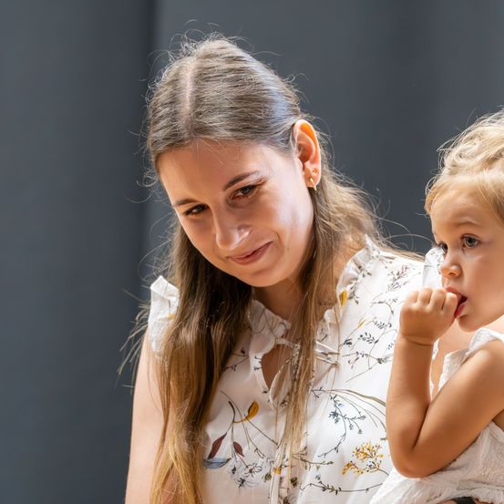 Bild enthält, Face, Head, Person, Smile, Finger, Child, Female, Girl, Photography, Portrait