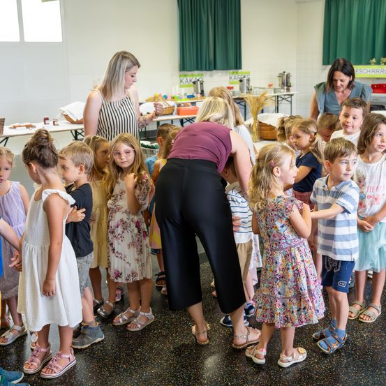 Bild enthält, Adult, Female, Person, Woman, Child, Girl, Boy, Male, Shoe, Shorts