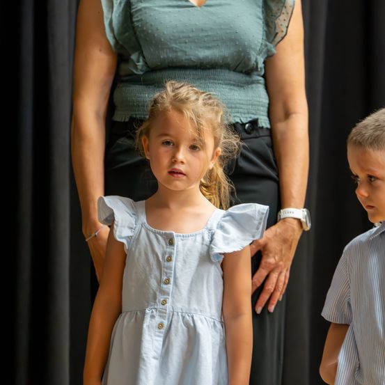 Bild enthält, People, Person, Face, Portrait, Child, Female, Girl, Boy, Male, Dress